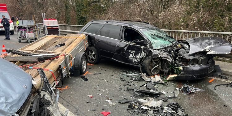 Frontalcrash auf der B120 in Ohlsdorf: Ein Verletzter