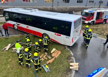 Autobus bei Wendemanöver von der Fahrbahn abgekommen