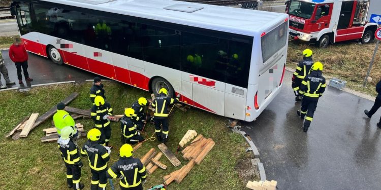 Autobus bei Wendemanöver von der Fahrbahn abgekommen
