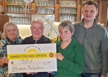 Spendenübergabe von 1301,-€ bei der Jahreshauptversammlung des Attergauer Farbenkreises
