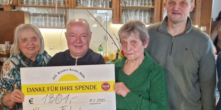 Spendenübergabe von 1301,-€ bei der Jahreshauptversammlung des Attergauer Farbenkreises