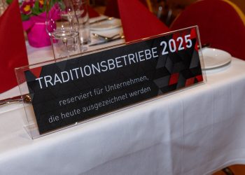 8706 Jahre Unternehmertum auf der Bühne – Wirtschaftskammer zeichnet 44 Traditionsbetriebe aus