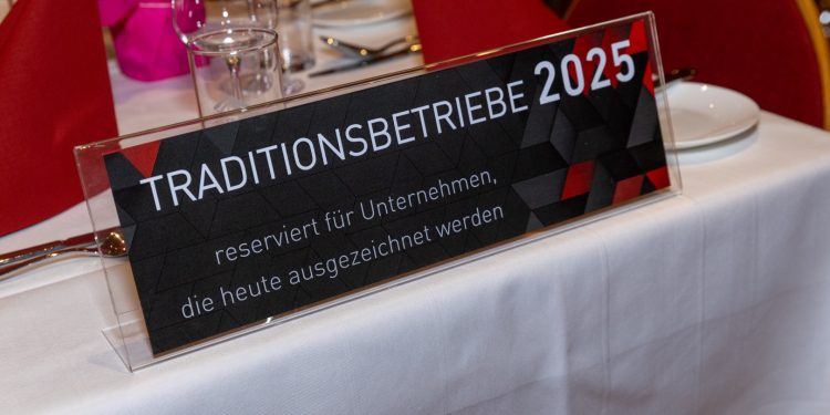 8706 Jahre Unternehmertum auf der Bühne – Wirtschaftskammer zeichnet 44 Traditionsbetriebe aus