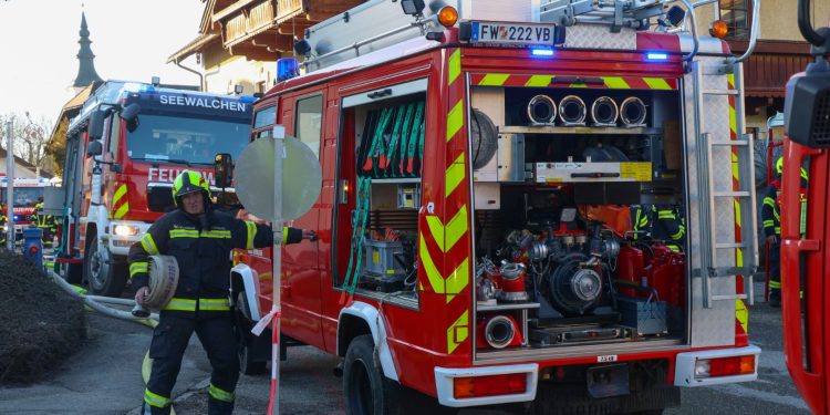 Zwölf Feuerwehren bei Brand in Seewalchen