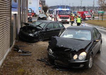 Sieben Verletzte bei schwerem Unfall mit drei beteiligten Autos in Attnang-Puchheim