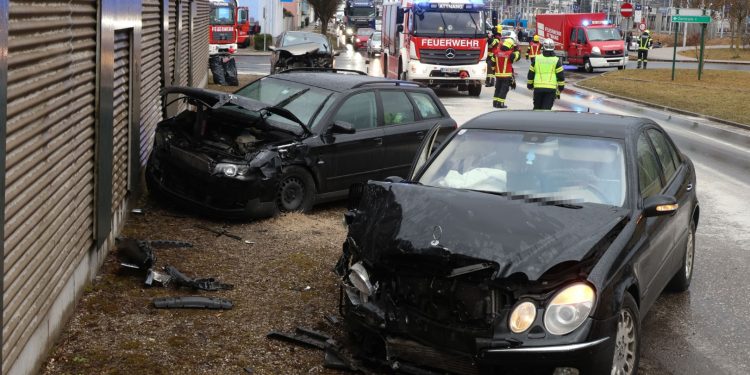 Sieben Verletzte bei schwerem Unfall mit drei beteiligten Autos in Attnang-Puchheim
