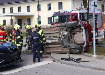 Schwerer Verkehrsunfall in Roitham fordert eine verletzte Person