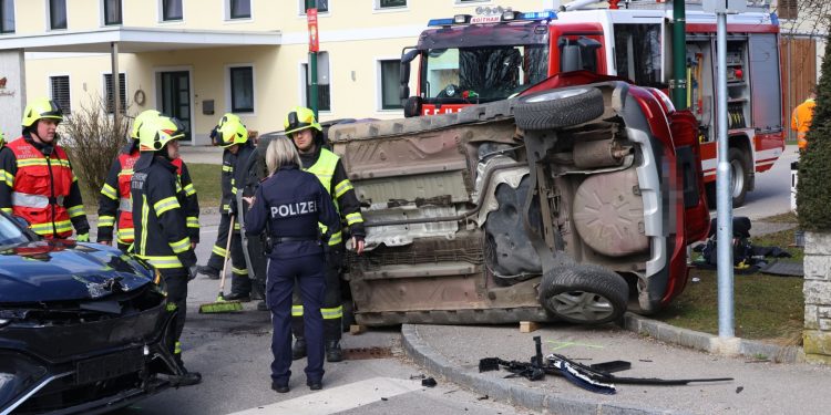 Schwerer Verkehrsunfall in Roitham fordert eine verletzte Person