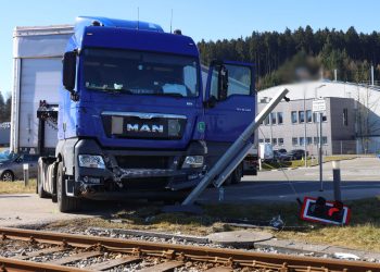 LKW-Sattelzug auf Bahnübergang in Vorchdorf von Lokalbahn erfasst