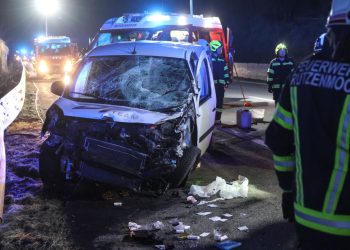 Tödlicher Verkehrsunfall: Kleintransporter auf Westautobahn bei Ohlsdorf gegen LKW gekracht
