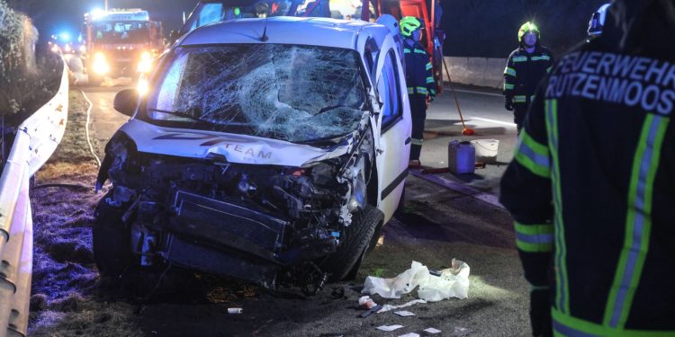 Tödlicher Verkehrsunfall: Kleintransporter auf Westautobahn bei Ohlsdorf gegen LKW gekracht