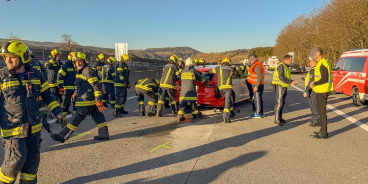 Auffahrunfall mit drei Autos und einem Verletzten in Oberwang