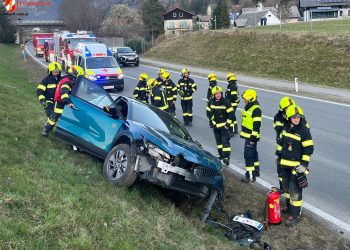 Pkw überschlägt sich auf der B145 bei Ebensee