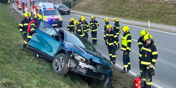 Pkw überschlägt sich auf der B145 bei Ebensee