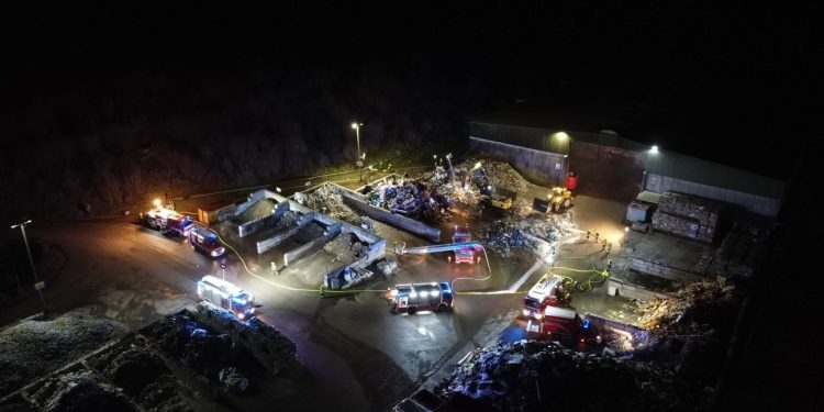 Brand bei Abfallverwertungsunternehmen in Attnang-Puchheim