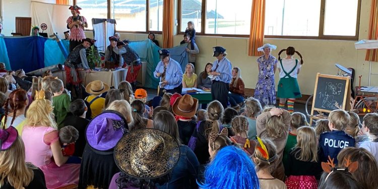 Der Pfaffinger Fasching feiert Premiere in der Dorfhalle – Ein voller Erfolg!