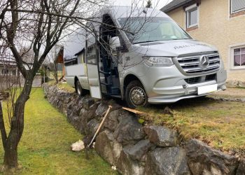 Kleinbus drohte abzustürzen