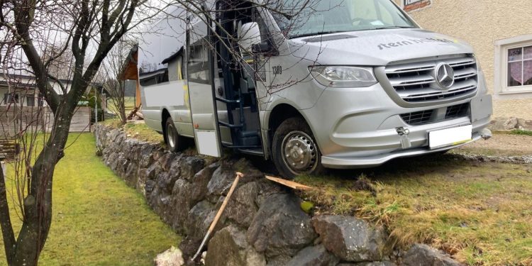 Kleinbus drohte abzustürzen