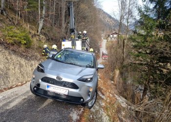 PKW drohte in Mitterweissenbach abzustürzen