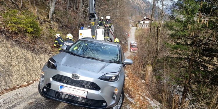 PKW drohte in Mitterweissenbach abzustürzen
