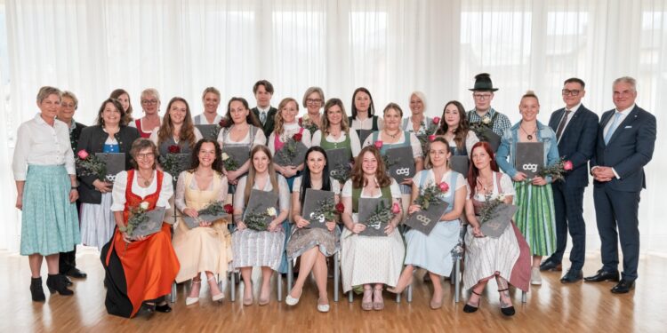 Bad Ischl begrüßt 23 neue PflegefachassistentInnen