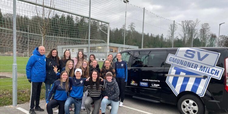 Gmundnerinnen holten mit dem neuem Bus einen wertvollen Auswärts-„Dreier“ ab!