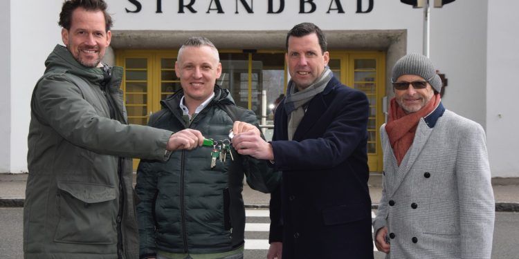 Schlüsselübergabe an neuen Pächter des Gmundner Strandbades