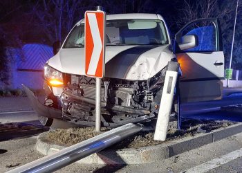 Mit Kleintransporter gegen Laterne gekracht