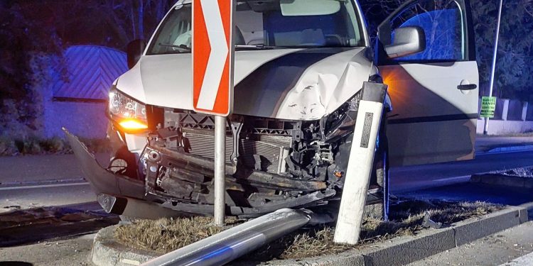 Mit Kleintransporter gegen Laterne gekracht