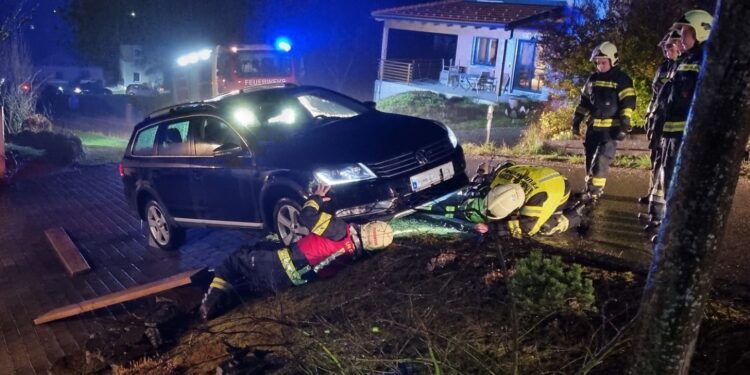 Beim Rückwärtsfahren auf Mauer aufgefahren