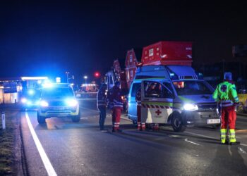 Fußgänger von Auto erfasst und von LKW mitgeschleift