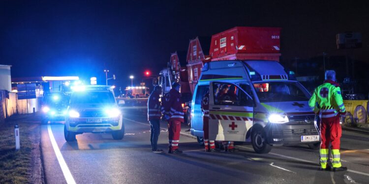 Fußgänger von Auto erfasst und von LKW mitgeschleift
