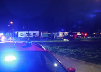 Personenrettung mittels Drehleiter nach medizinischem Notfall in Gmunden