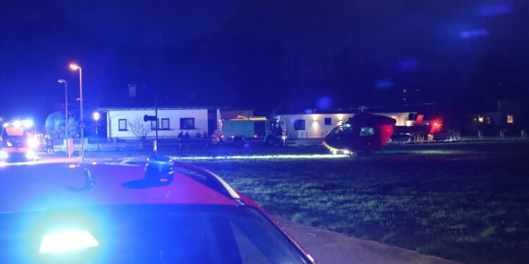 Personenrettung mittels Drehleiter nach medizinischem Notfall in Gmunden