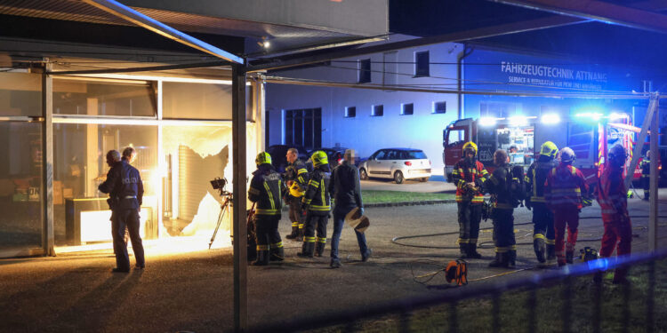 Mutmaßliche Brandstiftung bei Gewerbebetrieb in Attnang-Puchheim