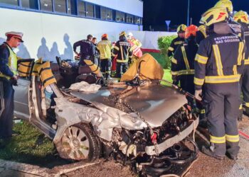 Schwerer Unfall am Ostersonntag in Bad Goisern: Lenker kracht in Supermarkt
