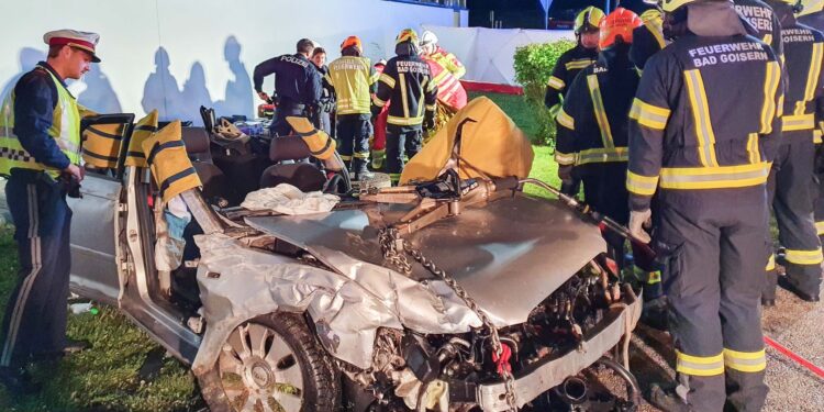 Schwerer Unfall am Ostersonntag in Bad Goisern: Lenker kracht in Supermarkt
