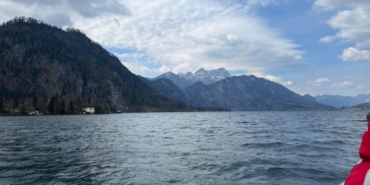 Kajakfahrer aus dem eiskalten Attersee gerettet