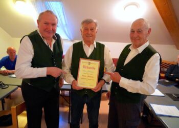 Ehre wem Ehre gebührt – Rupert Helmberger ist Ehrenobmann der Laudachtaler Sängerrunde!