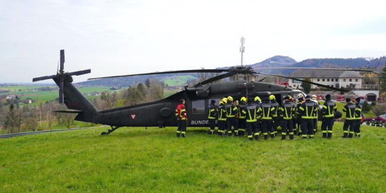 Lehrgang für Waldbrandbekämpfung mit Hubschrauberunterstützung des Bundesheers und der Polizei