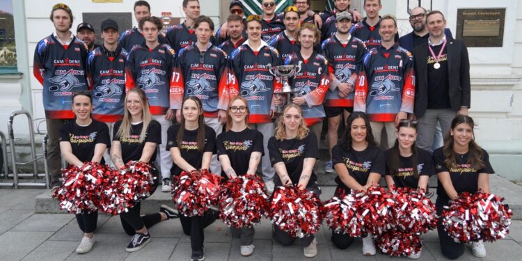 Meisterfeier der Eishockeymannschaft Cam4Dent Sharks im Rathaus Gmunden!