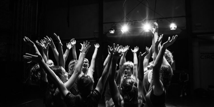 Internationale Spitzenartistik in Bad Goisern: Akrobatik-Workshop mit der weltberühmten Compagnie C!RCA