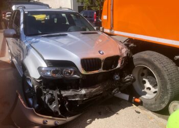 Auto touchierte Kehrmaschine