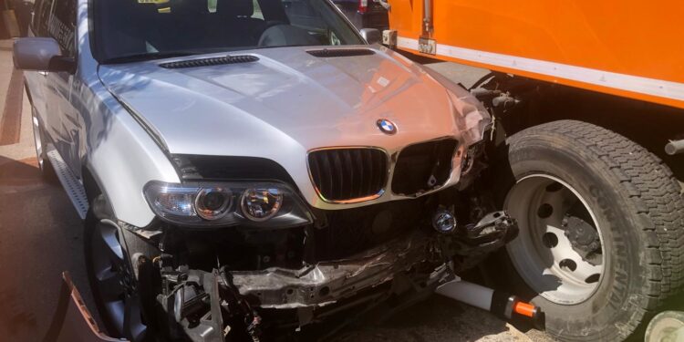 Auto touchierte Kehrmaschine