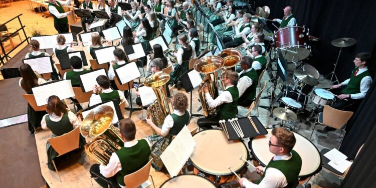 „Musik die glänzt“: Feuerwehrmusikkapelle Langwies holt sich Gold