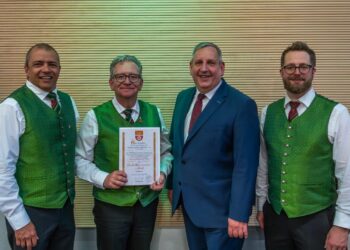 Ehrungen und musikalische Uraufführung beim Frühjahrskonzert 2025 der Stadtkapelle Laakirchen