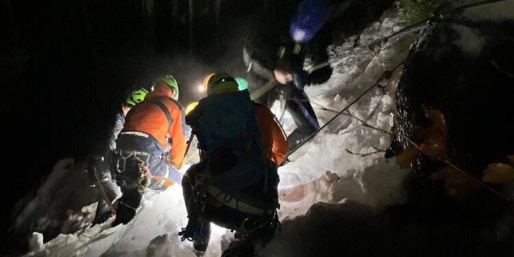 Nächtliche Bergung aus verschneitem Klettersteig