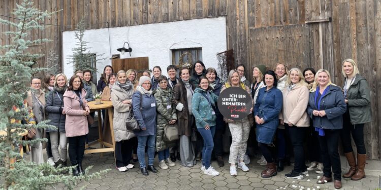 Frau in der Wirtschaft Gmunden unterwegs – „Vorchdorf-Roas“