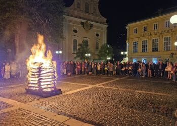 Pfadfinder Bad Ischl entzünden Osterfeuer am Vorplatz der Stadtpfarrkirche