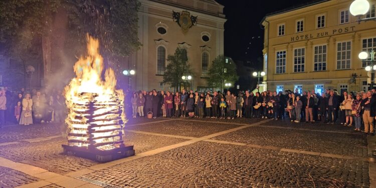 Pfadfinder Bad Ischl entzünden Osterfeuer am Vorplatz der Stadtpfarrkirche